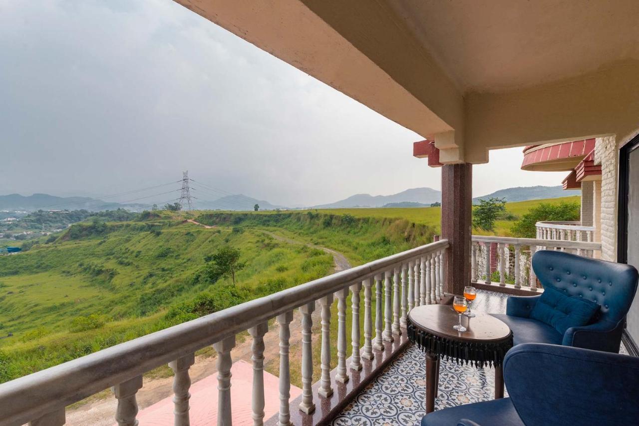 Dazzle By Stayvista - Unwind In A Mountain-city View With A Terrace Pool Villa *