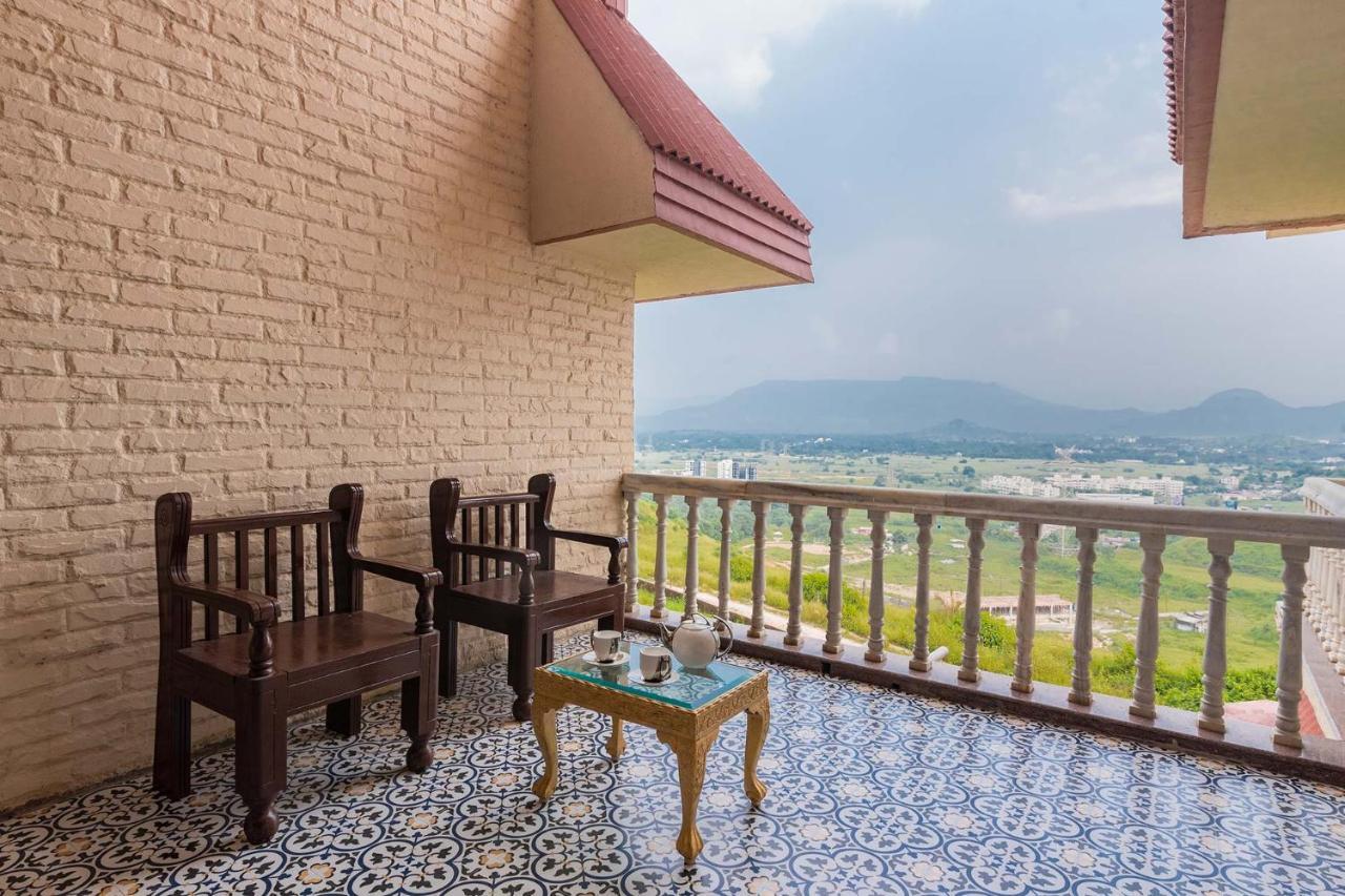 Villa Dazzle By Stayvista - Unwind In A Mountain-city View With A Terrace Pool Karjat