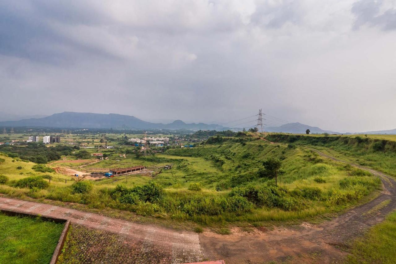 Villa Dazzle By Stayvista - Unwind In A Mountain-city View With A Terrace Pool Karjat