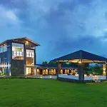 Saffronstays Sundowner By The Lake, Karjat - Party-Perfect Pool Villa With Rain Dance And Cricket Turf