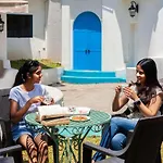 Stayvista\'S Casa Blanca - Modern Elegance With A Pool, Spacious Lawn & Diverse Activities