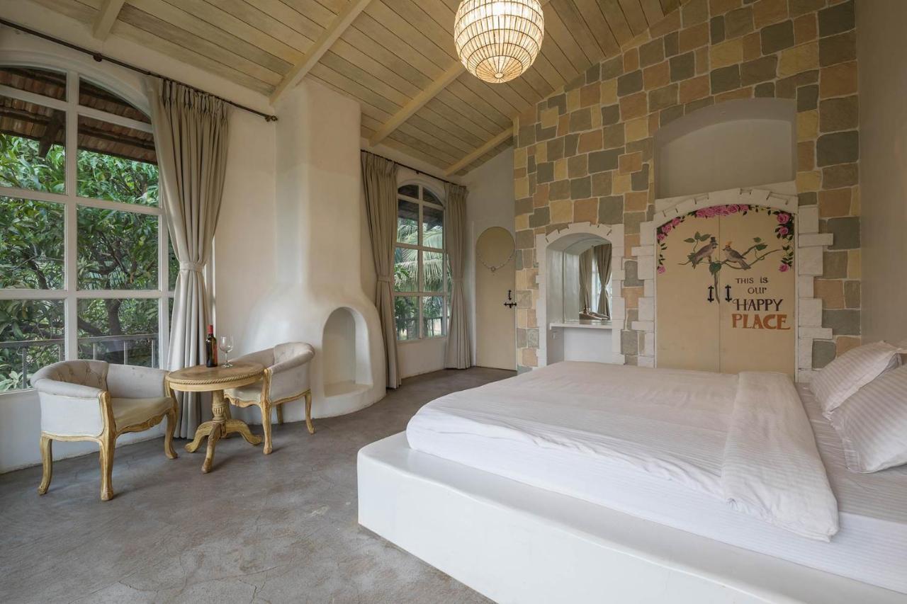 Stayvista's Casa Blanca - Modern Elegance With A Pool, Spacious Lawn & Diverse Activities Karjat