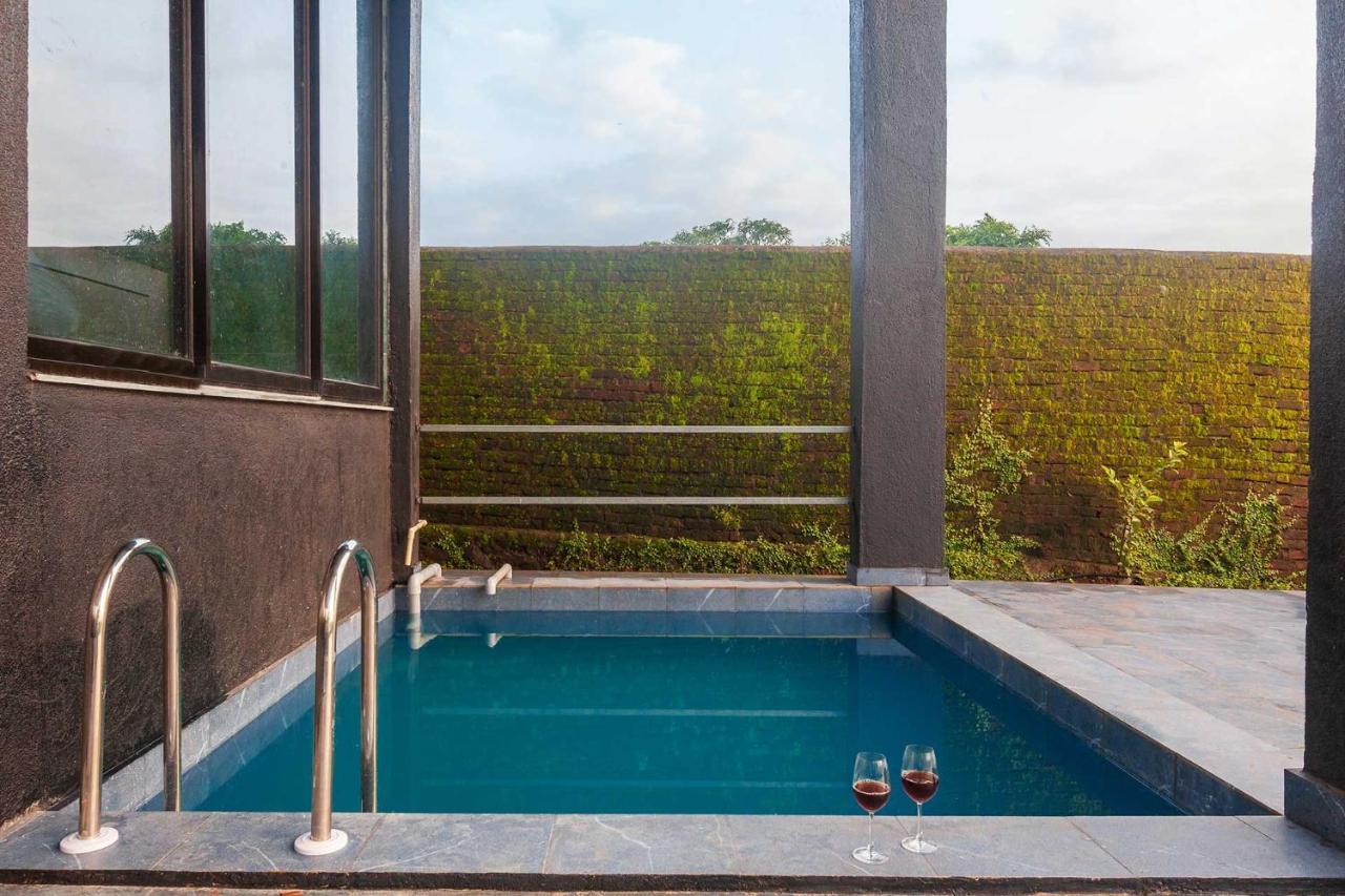 Sunset Boulevard By Stayvista: Lakeside Pet-friendly With Pool Villa Karjat