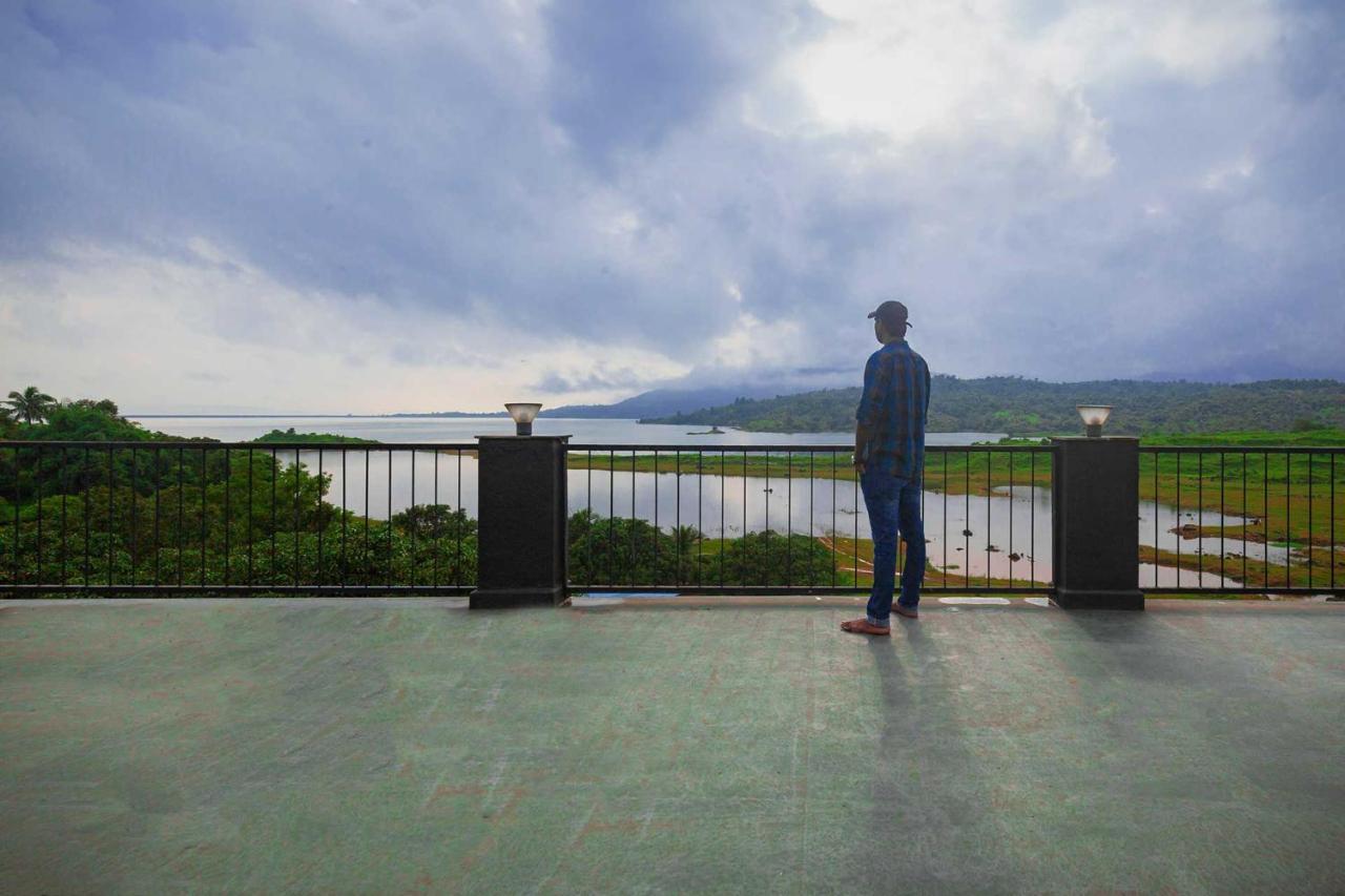 Sunset Boulevard By Stayvista: Lakeside Pet-friendly With Pool * Karjat