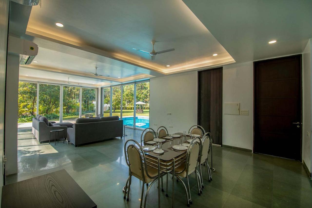 Twilight Grove: Stayvista With Pool And Theatre Villa Karjat