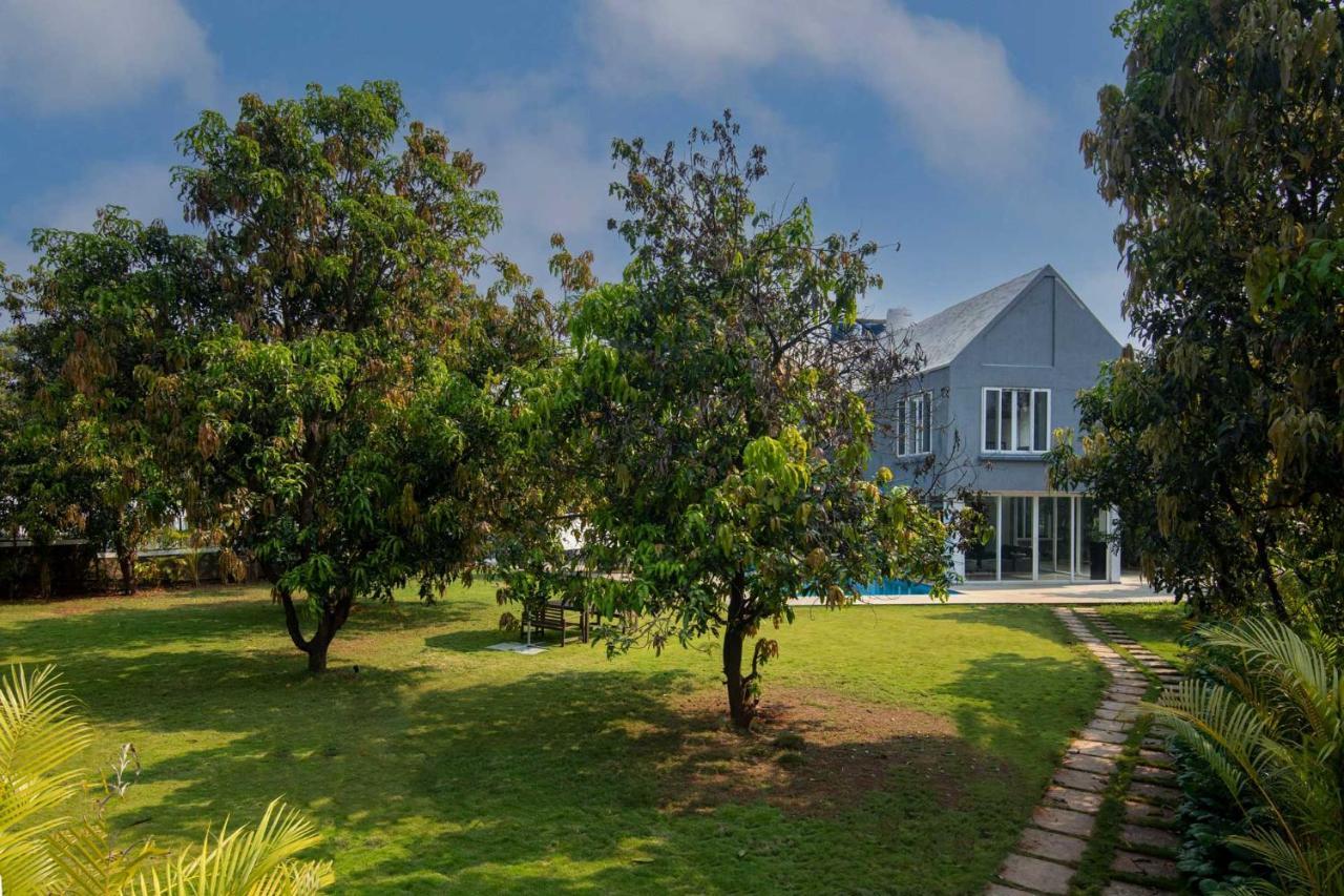 Twilight Grove: Stayvista With Pool And Theatre Villa Karjat
