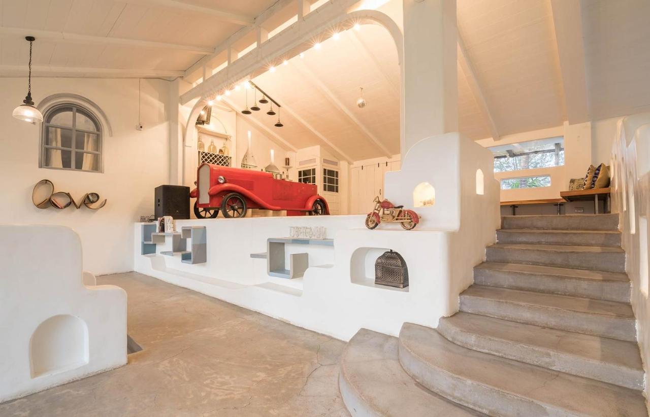 Villa Stayvista's Casa Blanca - Modern Elegance With A Pool, Spacious Lawn & Diverse Activities *