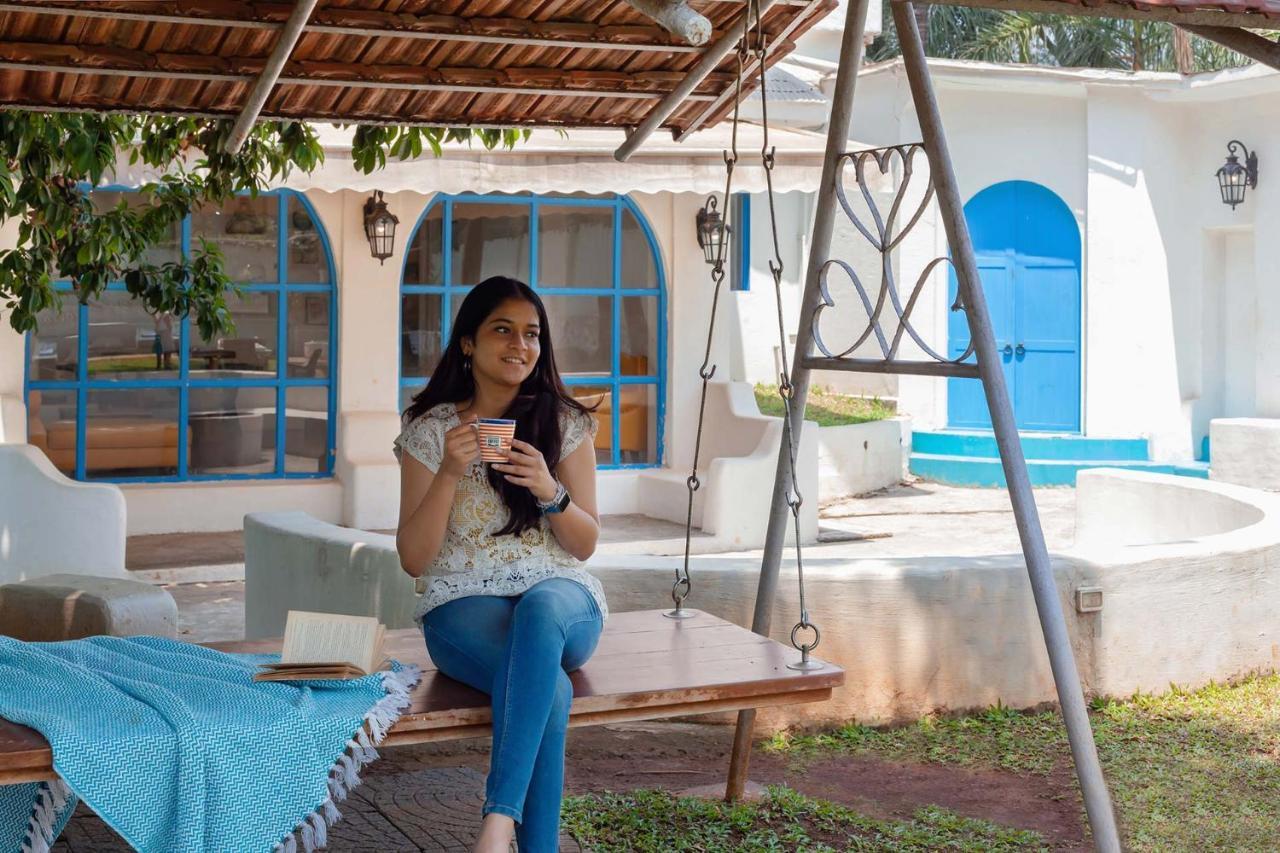 Stayvista's Casa Blanca - Modern Elegance With A Pool, Spacious Lawn & Diverse Activities Karjat