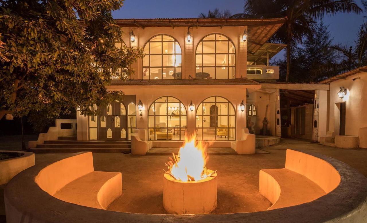 Villa Stayvista's Casa Blanca - Modern Elegance With A Pool, Spacious Lawn & Diverse Activities *
