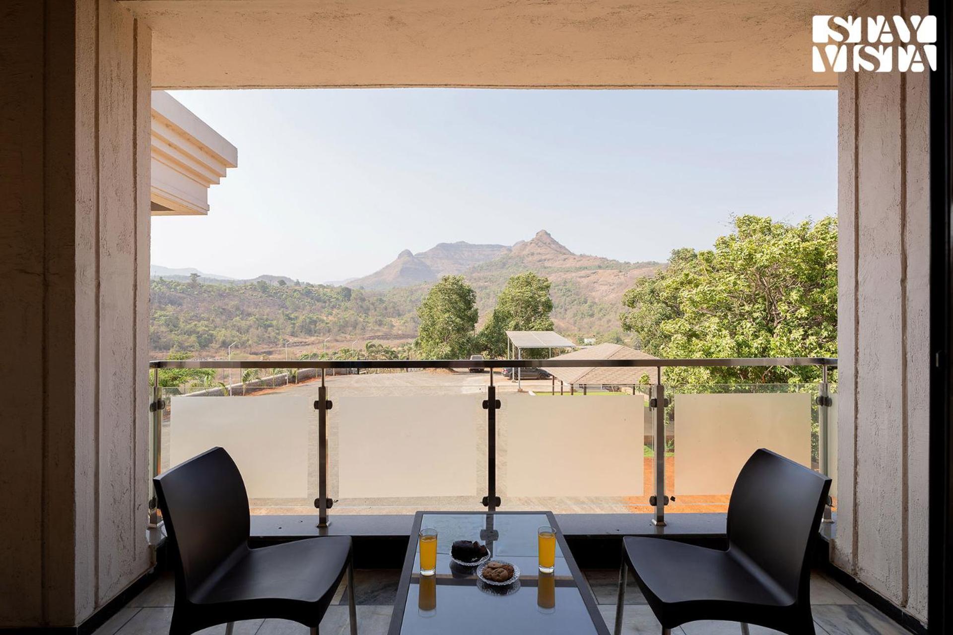 Crown Crest With Swimming Pool, Alfresco Dining & Lawn By Stayvista * Karjat