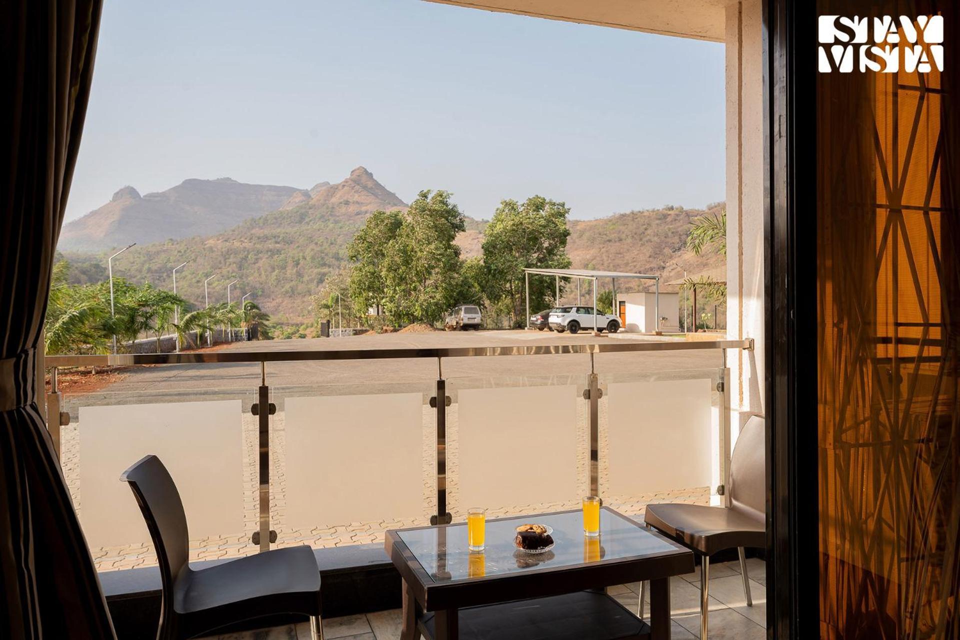 Crown Crest With Swimming Pool, Alfresco Dining & Lawn By Stayvista Karjat