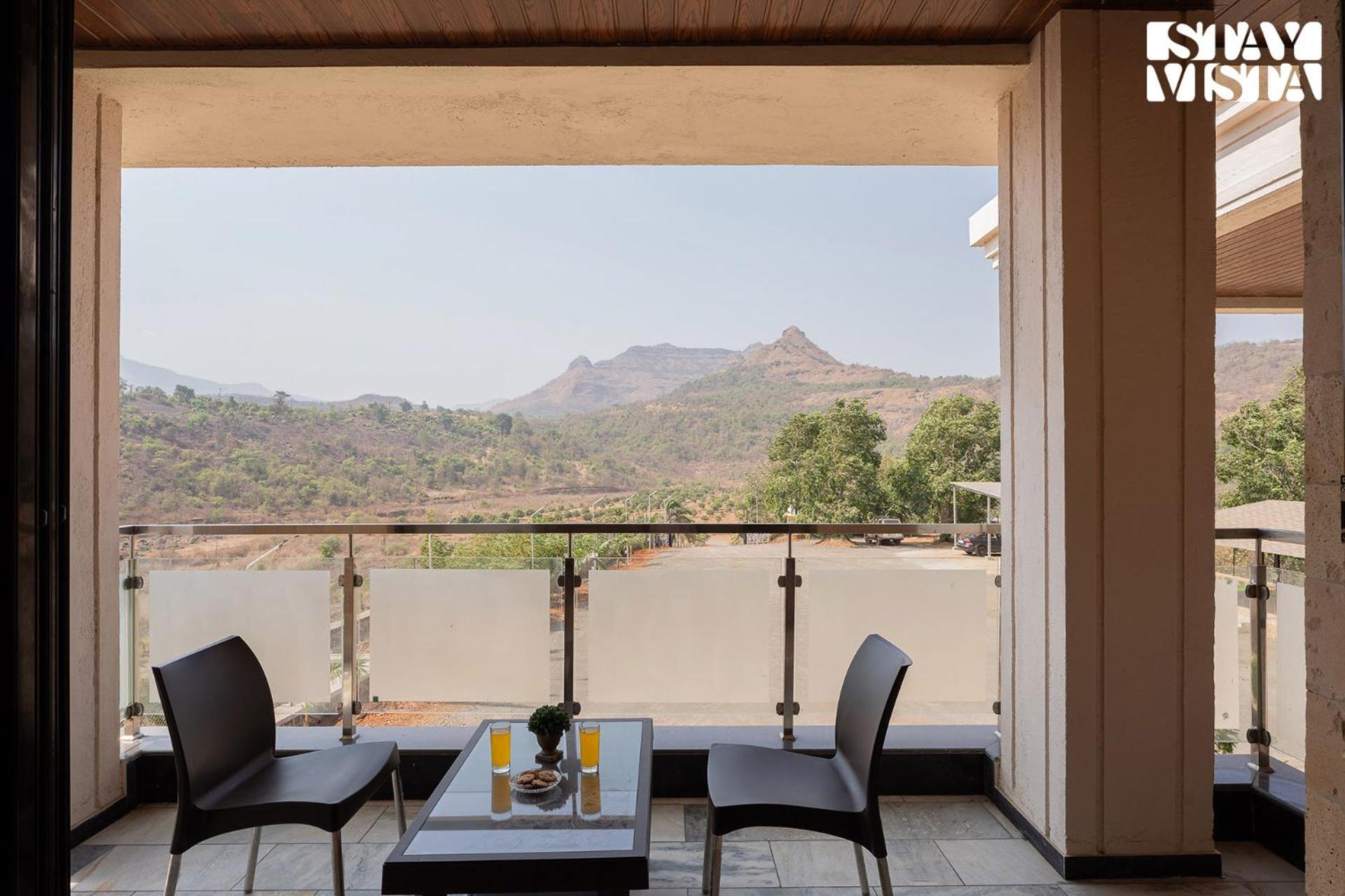 Villa Crown Crest With Swimming Pool, Alfresco Dining & Lawn By Stayvista